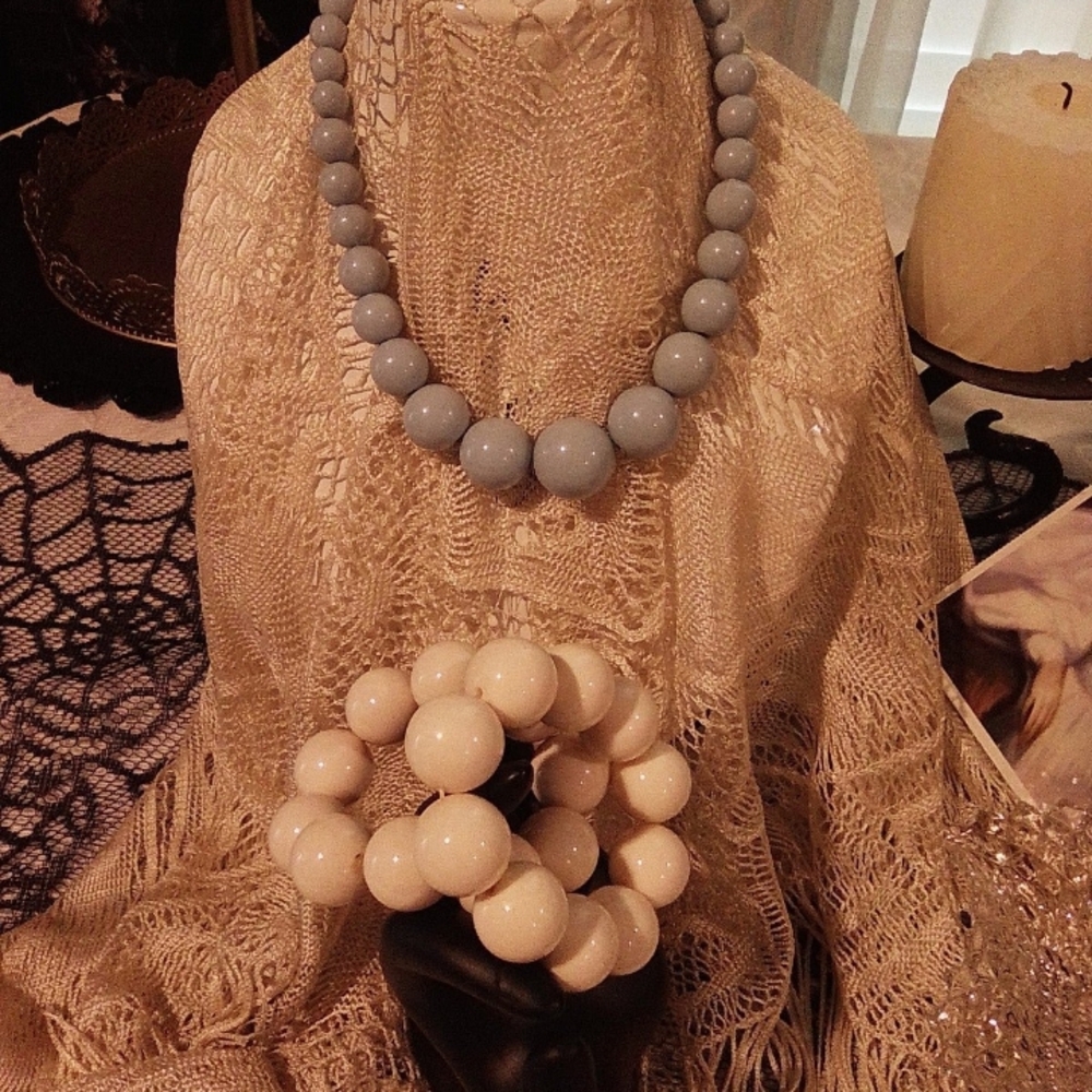 Elegant Blue Beaded Necklace and Cream Bracelet Set Vintage 60s - Picture 2 of 3